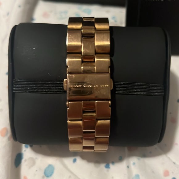 Marc Jacobs rose gold watch - Picture 3 of 3